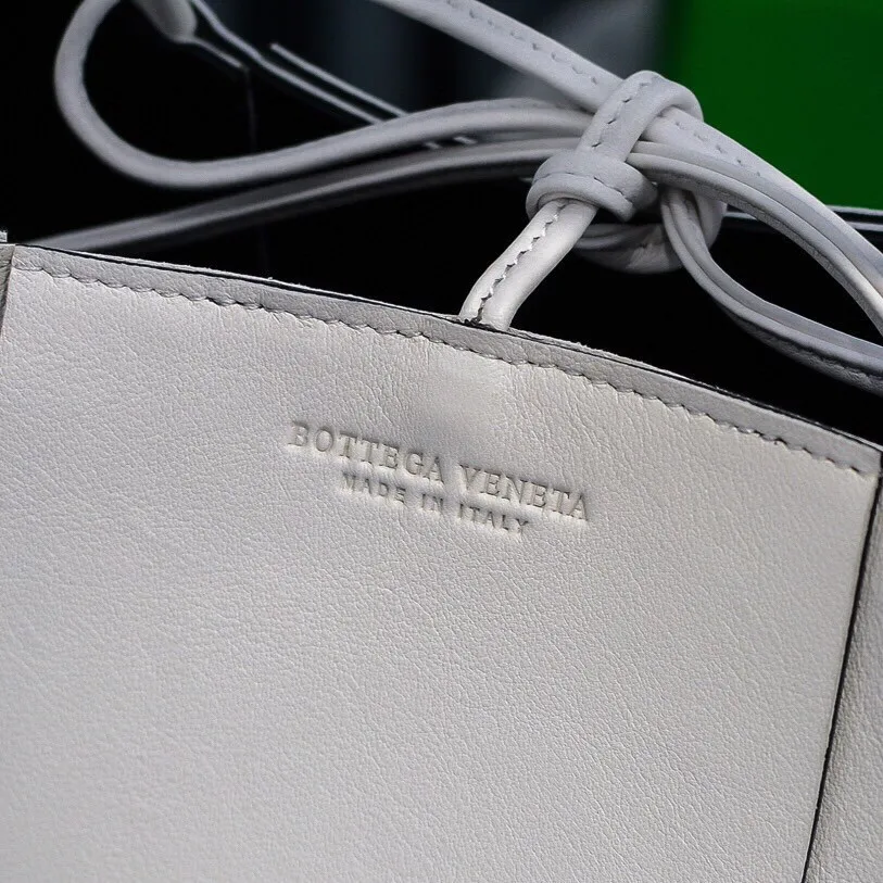 Batch 1860 BottegaVeneta# 🧷Early autumn SLIP tote handbag, the oversized woven design really makes it a huge gap from ordinary tote bags🔗🔗Different color combinations for the inner and outer layers ⛓Daniel Lee leads the brand gene to continue to evolve with fresh inspiration🧬🧬 Showing the balance between luxury and reality👉Sheepskin Size 36*24*12【9892#】